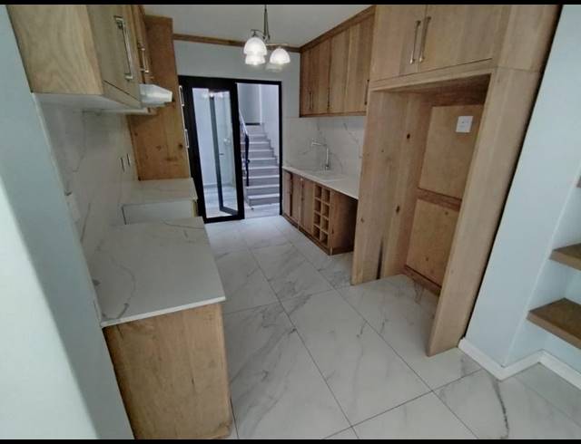 3 BEDROOM TOWNHOUSE FOR SALE IN UMHLANGA CENTRAL